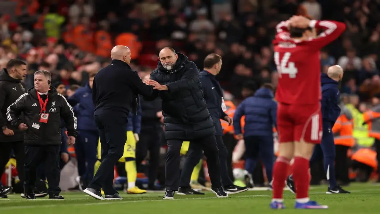 ضغوط واسعة لإقالة سلوت من تدريب ليفربول قبل مواجهة جالطة سراي المرتقبة